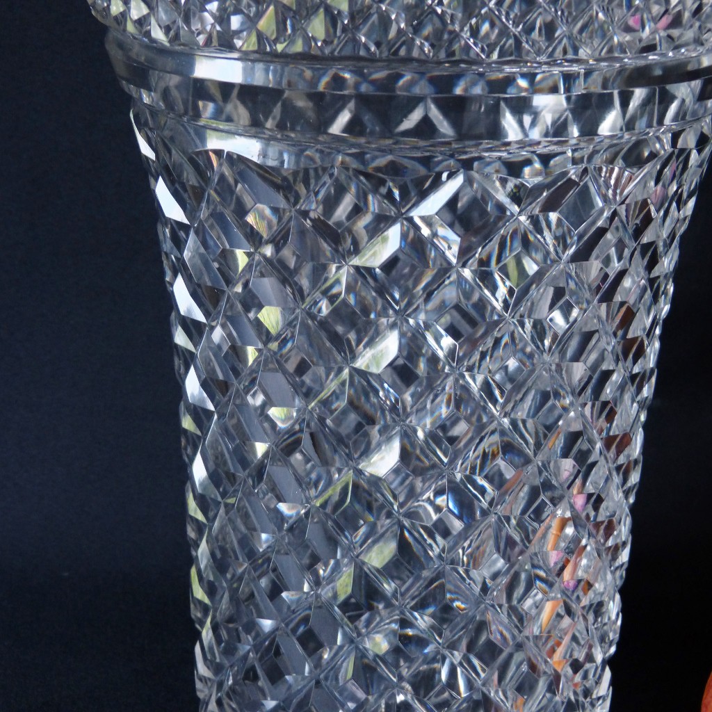 Très Grand Vase En Cristal Taillé Cabochon Et Pointe Diamant, St Louis?