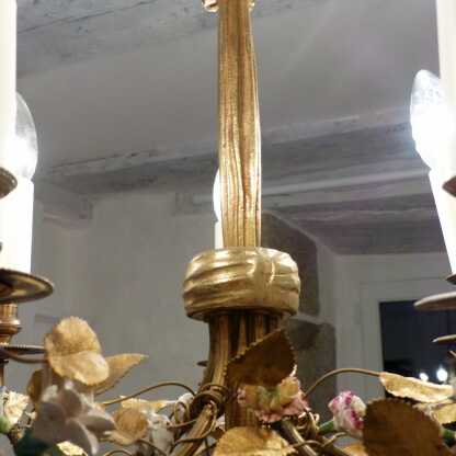 Lustre Style Louis XVI En Bronze, Feuilles En Laiton Et Fleurs Porcelaine