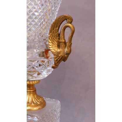 Vase Médicis Style Charles X, Cristal Taillé Diamant Et Bronze Aux Cygnes. Epoque Début XX ème