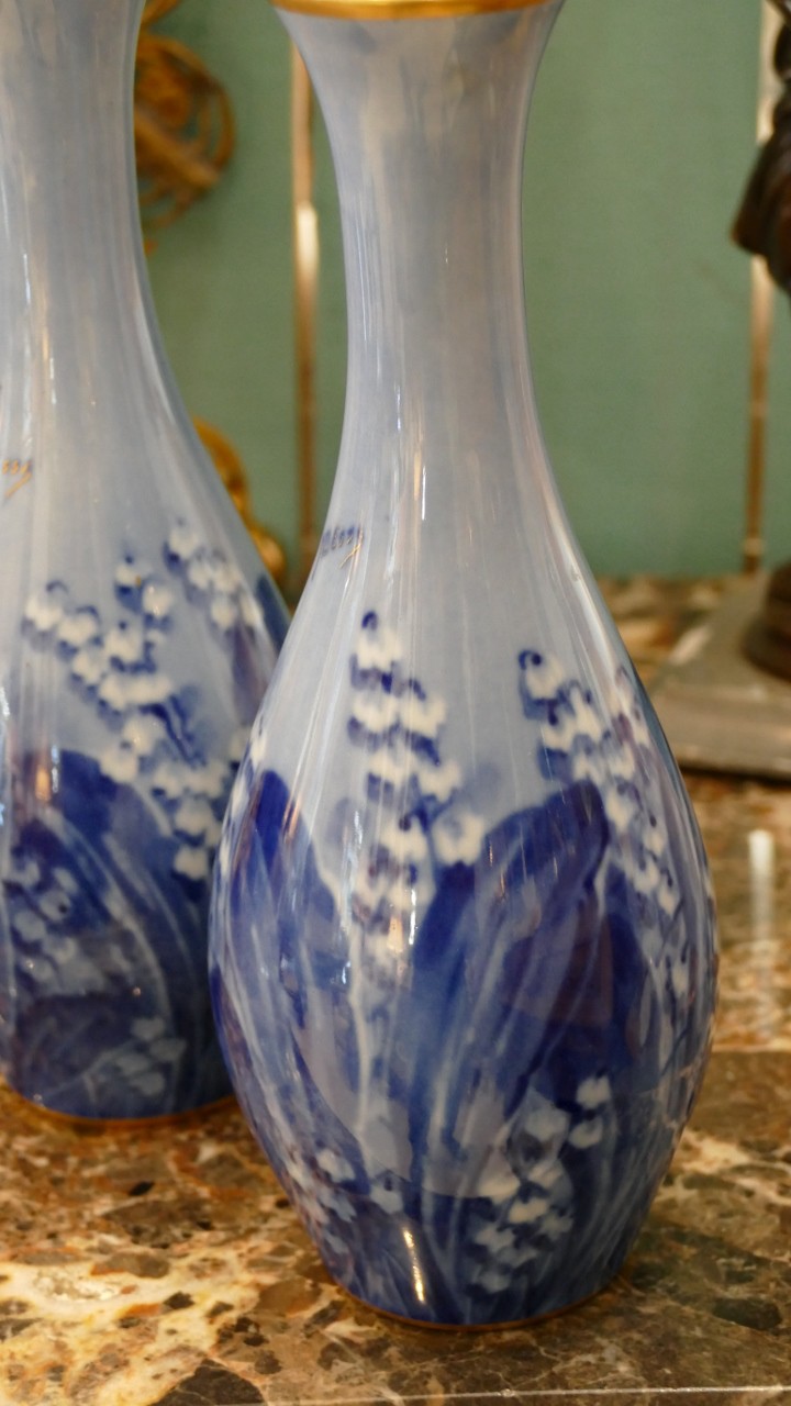 Paire De Vases Au Muguet, Porcelaine de Limoges Peinte à La Main, Vers 1920