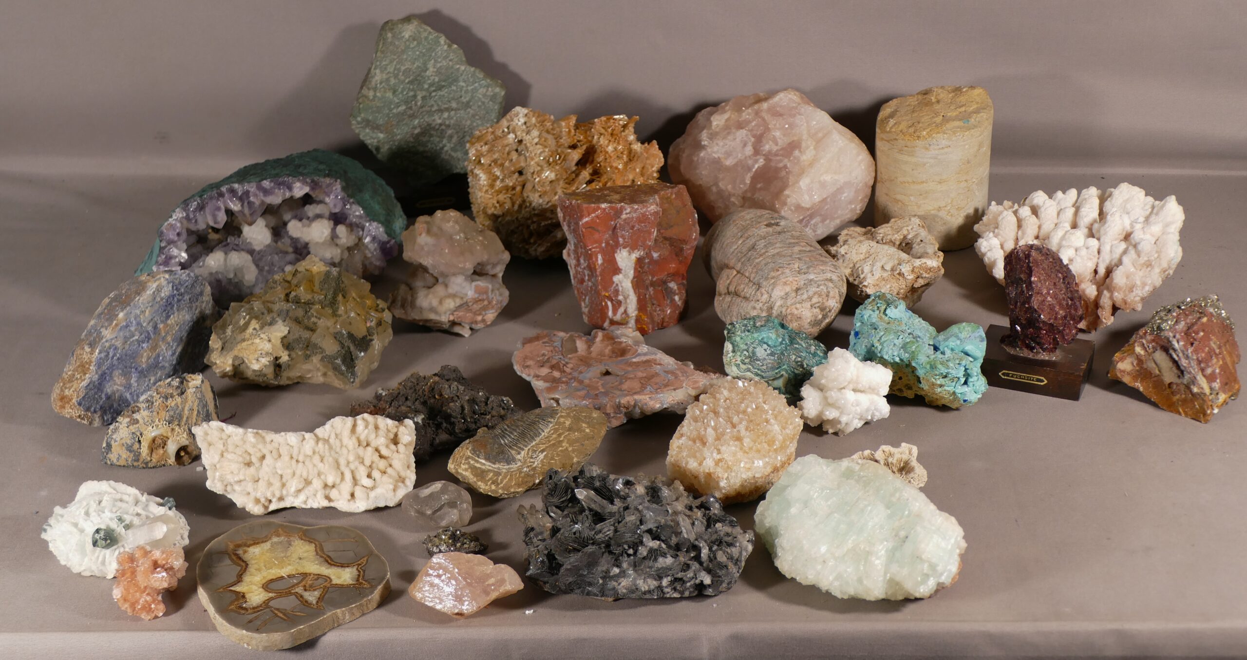 Minéraux, roches et fossiles de collection, géodes et pierres d'ornement