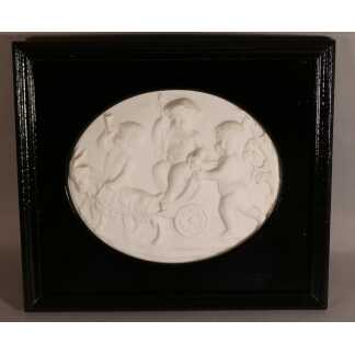 Médaillon Néoclassique Aux Putti En Biscuit De Porcelaine Encadré, époque XIX ème