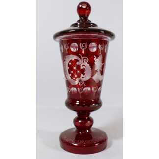 Drageoir, Vase Couvert En Cristal rouge Gravé De Bohême, époque XX ème