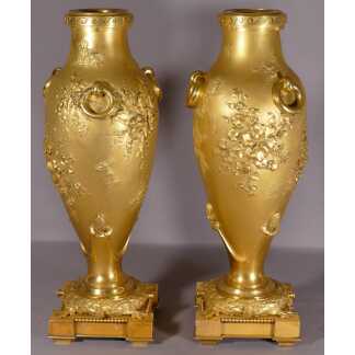 Paire De Vases Cassolettes Japonisants En Bronze Doré Aux Fleurs Ciselées, époque XIX ème