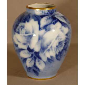 Petit Vase Aux Roses Bleues En Porcelaine De Limoges Peint à La Main, XX ème