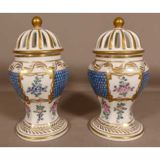 Samson, Paire De Brûle Parfum Ou Encens En Porcelaine Peinte De Fleurs, XIX ème