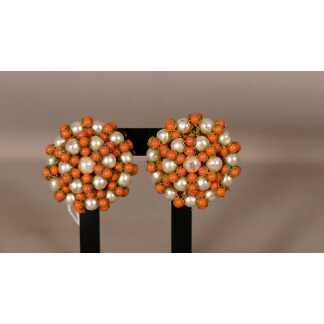 Clips d'oreilles corail et fausses perles, époque 1960