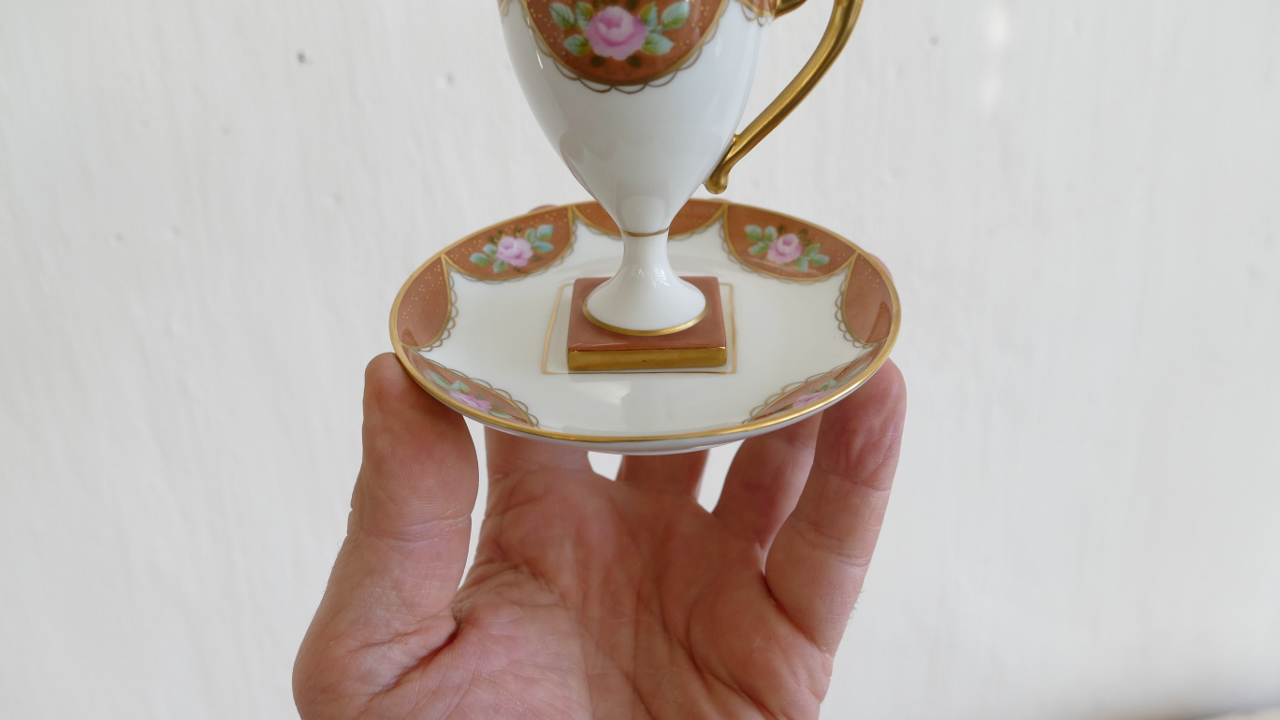 Tasse De Collection En Porcelaine Peinte à La Main, Décor Fleurs Et Or – Image 3