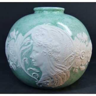 Art Nouveau, Rare Vase Pâte Sur Pâte Visage De Femme En Biscuit Sur Porcelaine, Limoges 1900