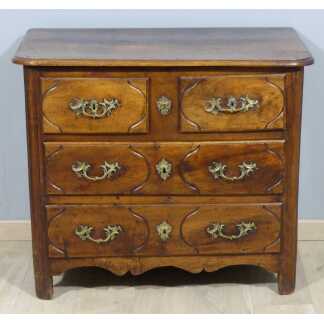 Petite Commode Parisienne En Noyer Massif, époque Début XVIII ème Siècle