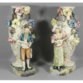 Italie Vers 1900, Paire De Vases En Céramique Couple Galant Musicien Et Fleurs En Relief