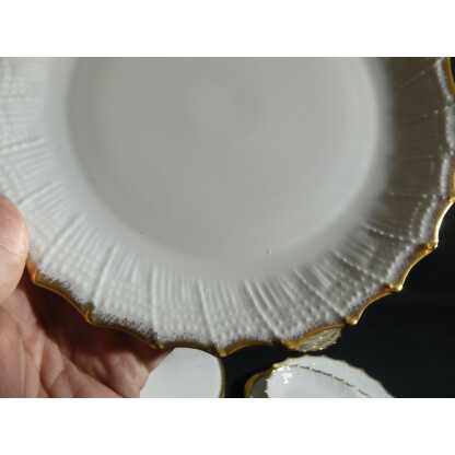 Service 12 Personnes En Porcelaine De Limoges, Décor En Relief Blanc Et Doré – Image 9