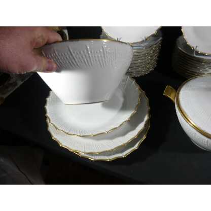 Service 12 Personnes En Porcelaine De Limoges, Décor En Relief Blanc Et Doré – Image 3