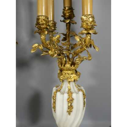 Paire De Lampes Candélabres Style Louis XVI En Marbre Blanc Spiralé Et Bronze Aux Roses XIX è – Image 3