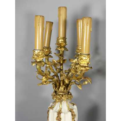 Paire De Lampes Candélabres Style Louis XVI En Marbre Blanc Spiralé Et Bronze Aux Roses XIX è – Image 17