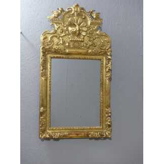 Miroir Louis XIV à Fronton En Résine Doré, époque 1970