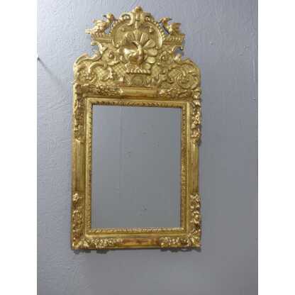 Miroir Louis XIV à Fronton En Résine Doré, époque 1970