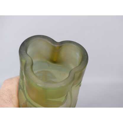 Vase Gallé Modèle Eucalyptus En Verre Multicouches Dégagé à l'Acide, Signature à l'étoile – Image 5