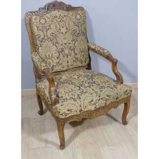 Large Fauteuil d'époque Régence En Noyer Richement Sculpté, Début XVIII ème Siècle