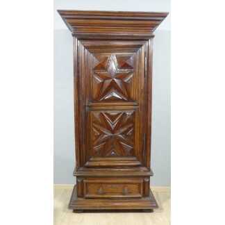 Armoire Bonnetière d'époque Louis XIII En Noyer Croix 5 Branches Et Croix De Malte Fin XVII ème