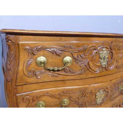 Commode Provençale Nîmoise En Noyer Sculpté, époque Régence, Début XVIII ème Siècle – Image 3