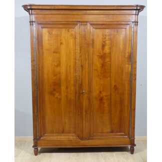 Sobre Armoire Louis XVI à Cannelures En Merisier Massif, époque Fin XIX ème