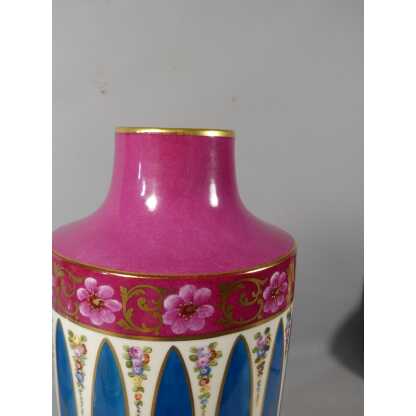 Vase En Porcelaine De Limoges Peint à La Main De Fleurs, Fond Rose Et Bleu – Image 6
