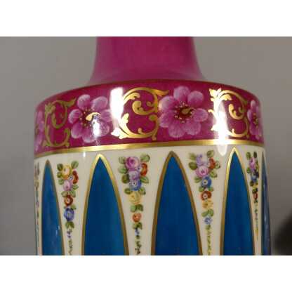 Vase En Porcelaine De Limoges Peint à La Main De Fleurs, Fond Rose Et Bleu – Image 5