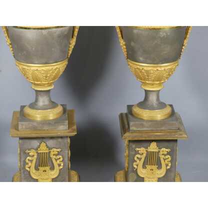 Paire De Grandes Cassolettes Formant Bougeoirs d'époque Empire En Bronze Doré Et Argenté, XIX è – Image 7