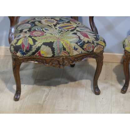 Paire De Fauteuils à La Reine En Noyer Sculpté Tapisserie d'Origine époque Louis XV, XVIII ème – Image 2