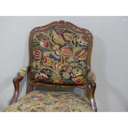 Paire De Fauteuils à La Reine En Noyer Sculpté Tapisserie d'Origine époque Louis XV, XVIII ème – Image 3