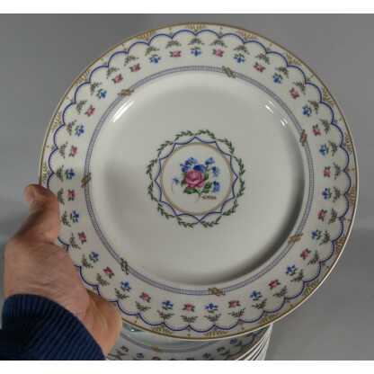 D'Artois, d'Après Un Modèle XVIII ème, Série De 12 Assiettes De Table En Porcelaine De Limoges – Image 2