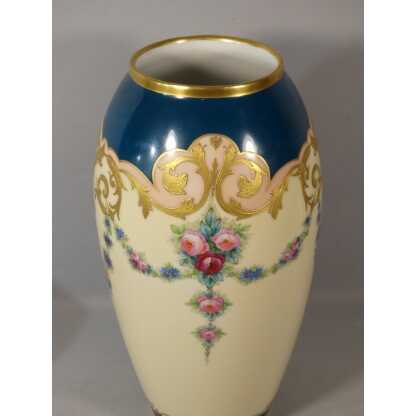 Grand Vase En Porcelaine De Limoges Aux Roses Et Myosotis, Décor Doré à l'Or Fin – Image 2