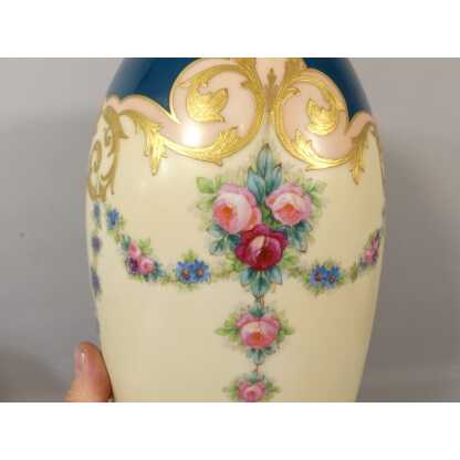Grand Vase En Porcelaine De Limoges Aux Roses Et Myosotis, Décor Doré à l'Or Fin – Image 3