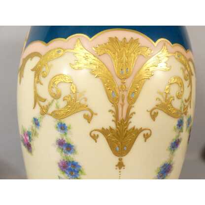 Grand Vase En Porcelaine De Limoges Aux Roses Et Myosotis, Décor Doré à l'Or Fin – Image 11