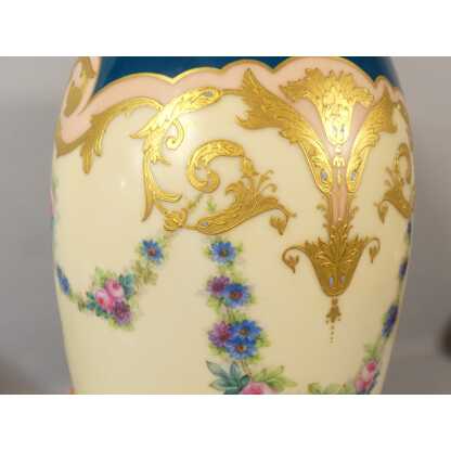 Grand Vase En Porcelaine De Limoges Aux Roses Et Myosotis, Décor Doré à l'Or Fin – Image 10