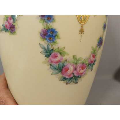 Grand Vase En Porcelaine De Limoges Aux Roses Et Myosotis, Décor Doré à l'Or Fin – Image 9