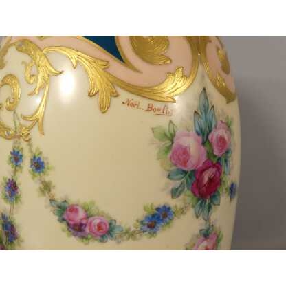 Grand Vase En Porcelaine De Limoges Aux Roses Et Myosotis, Décor Doré à l'Or Fin – Image 4