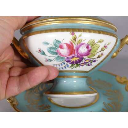 Coupe Couverte Et Son Dormant En Porcelaine De Limoges Peint à La Main Golse – Image 5