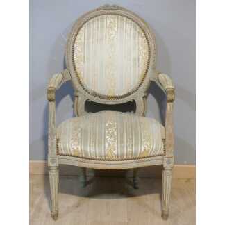 Fauteuil de style Louis XVI en bois sculpté et laqué, époque XIX ème siècle