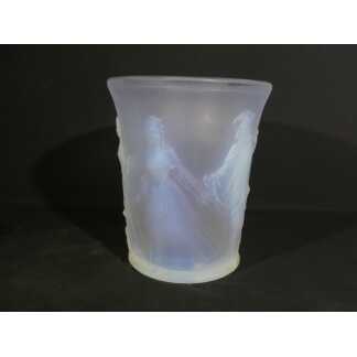 Sabino Menuet, vase en verre moulé opalescent à décor de personnages danse et musique