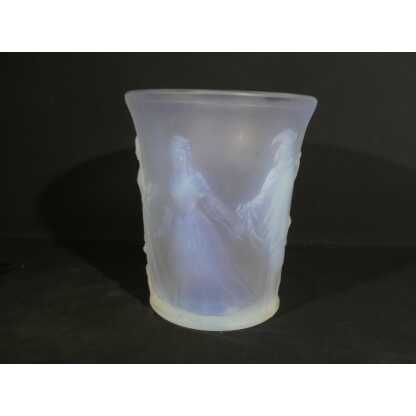 Sabino Menuet, vase en verre moulé opalescent à décor de personnages danse et musique