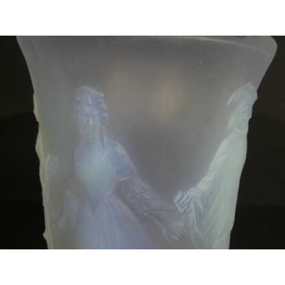 Sabino Menuet, vase en verre moulé opalescent à décor de personnages danse et musique – Image 6
