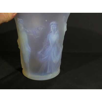 Sabino Menuet, vase en verre moulé opalescent à décor de personnages danse et musique – Image 4