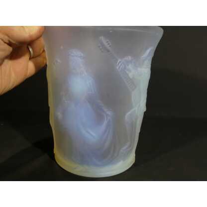 Sabino Menuet, vase en verre moulé opalescent à décor de personnages danse et musique – Image 2
