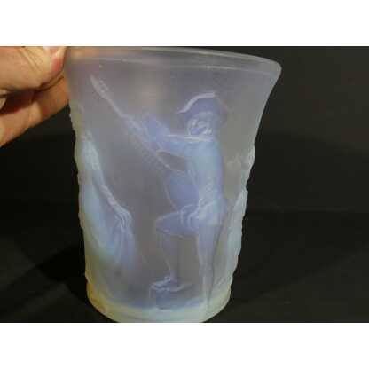 Sabino Menuet, vase en verre moulé opalescent à décor de personnages danse et musique – Image 5