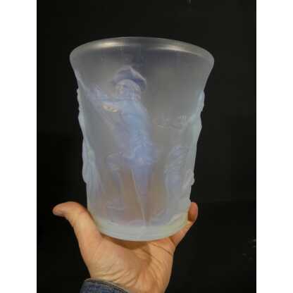 Sabino Menuet, vase en verre moulé opalescent à décor de personnages danse et musique – Image 3