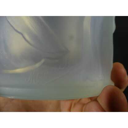 Sabino Menuet, vase en verre moulé opalescent à décor de personnages danse et musique – Image 9