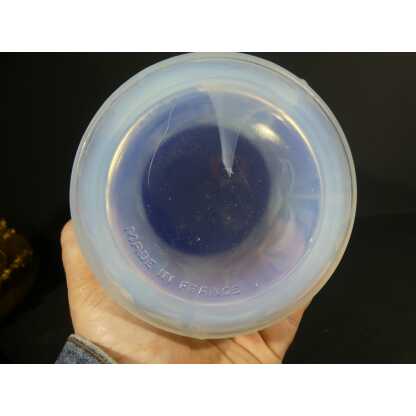 Sabino Menuet, vase en verre moulé opalescent à décor de personnages danse et musique – Image 8