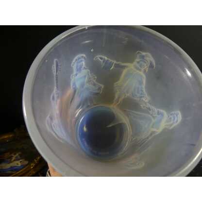 Sabino Menuet, vase en verre moulé opalescent à décor de personnages danse et musique – Image 7